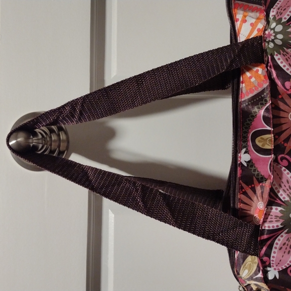 Beautiful folding tote . - Picture 4 of 11